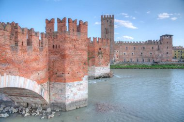Verona, İtalya 'da Adige Nehri ve Ponte Scaligero ve Castelvecchio.
