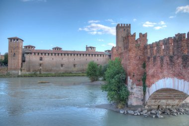 Verona, İtalya 'da Adige Nehri ve Ponte Scaligero ve Castelvecchio.