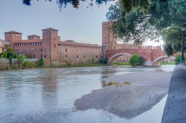 Verona, İtalya 'da Adige Nehri ve Ponte Scaligero ve Castelvecchio.