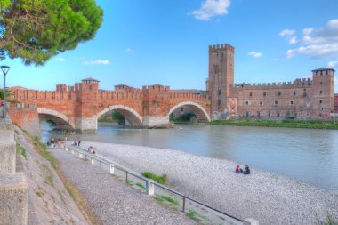 Verona, İtalya 'da Adige Nehri ve Ponte Scaligero ve Castelvecchio.