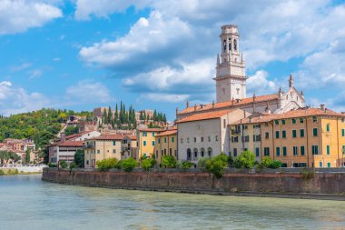 İtalya 'da Katedral Santa Maria matricolare Adige Nehri' ni yansıtan Verona.