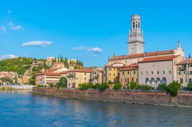 İtalya 'da Katedral Santa Maria matricolare Adige Nehri' ni yansıtan Verona.