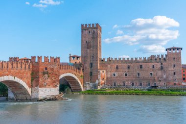 Verona, İtalya 'da Adige Nehri ve Ponte Scaligero ve Castelvecchio.
