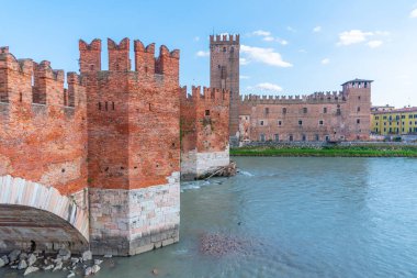 Verona, İtalya 'da Adige Nehri ve Ponte Scaligero ve Castelvecchio.