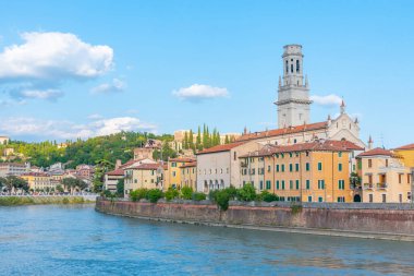İtalya 'da Katedral Santa Maria matricolare Adige Nehri' ni yansıtan Verona.