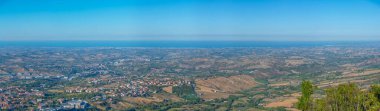 San Marino 'nun Adriyatik' e doğru havadan görünüşü