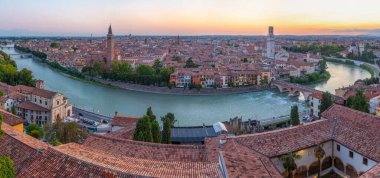 İtalyan şehri Verona 'nın günbatımı manzarası