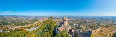 Torre Guaita ve Torre Cest 'in hakim olduğu San Marino' nun hava manzarası