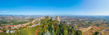 Torre Guaita ve Torre Cest 'in hakim olduğu San Marino' nun hava manzarası