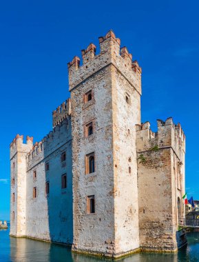 İtalya 'daki Lago di Garda Sirmione Kalesi