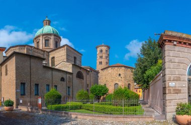 İtalyan kasabası Ravenna 'da İsa' nın Dirilişi Katedrali 'nin yanında Neoniano vaftiz töreni