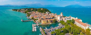 İtalyan kasabasının manzarası Sirmione