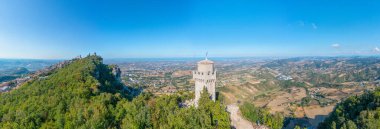 Üç kulesi olan San Marino 'nun hava görüntüsü.