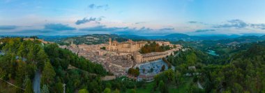 İtalyan şehri Urbino 'da gün batımı manzarası