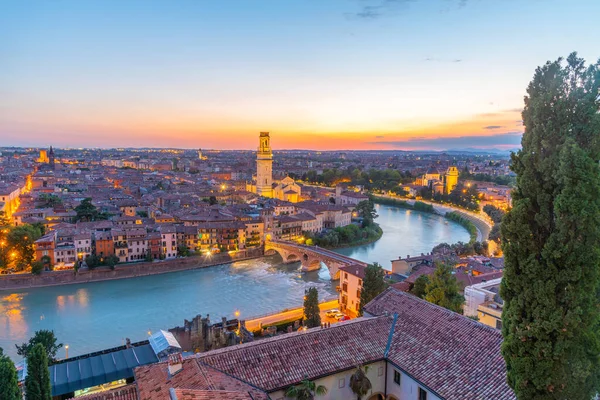 Adige Riverside, Verona 'da gün batımı Braide ve Cathedral' deki San Giorgio kilisesi Santa Maria matricolare.