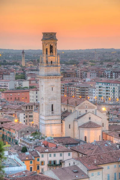 İtalya, Verona 'daki Santa Maria Matricolare Katedrali üzerinde gün batımı.