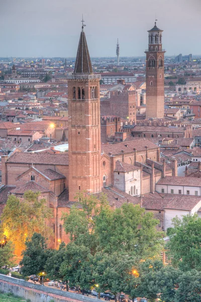 Západ Slunce Pohled Italské Město Verona Včetně Kostela Svaté Anastasie — Stock fotografie