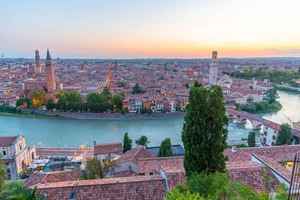 İtalyan kenti Verona 'nın günbatımı manzarası.