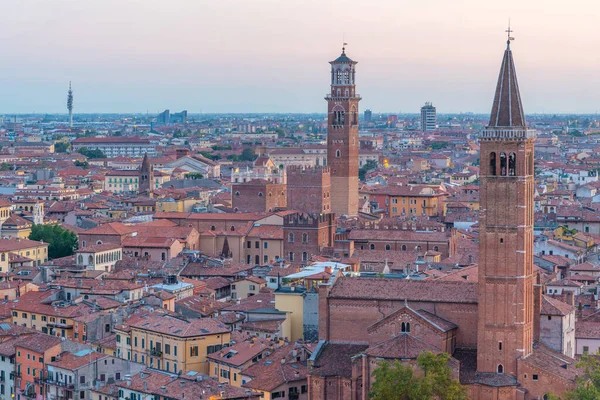 Saint Anastasia Kilisesi ve Torre dei Lamberti de dahil olmak üzere İtalyan şehri Verona 'nın gün batımı manzarası.