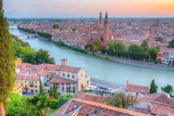 Saint Anastasia Kilisesi ve Torre dei Lamberti de dahil olmak üzere İtalyan şehri Verona 'nın gün batımı manzarası.
