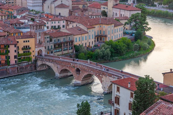 İtalya 'nın Verona kentindeki Ponte Pietra köprüsünün günbatımı manzarası.
