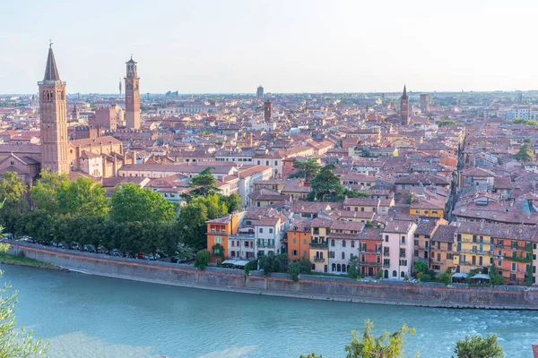 Saint Anastasia Kilisesi ve Torre dei Lamberti de dahil olmak üzere İtalyan şehri Verona 'nın gün batımı manzarası.