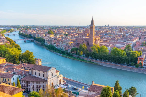 İtalya 'nın Verona kentindeki Adige Nehri' nin gün batımı manzarası.