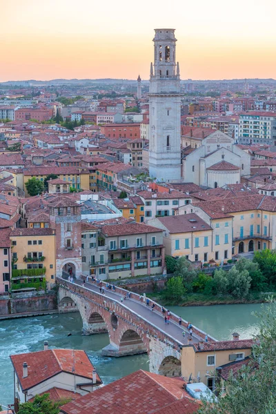 İtalya 'nın Verona kentindeki Ponte Pietra köprüsünün günbatımı manzarası.