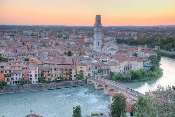 İtalya 'nın Verona kentindeki Ponte Pietra köprüsünün günbatımı manzarası.