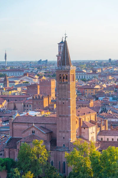 Saint Anastasia Kilisesi ve Torre dei Lamberti de dahil olmak üzere İtalyan şehri Verona 'nın gün batımı manzarası.