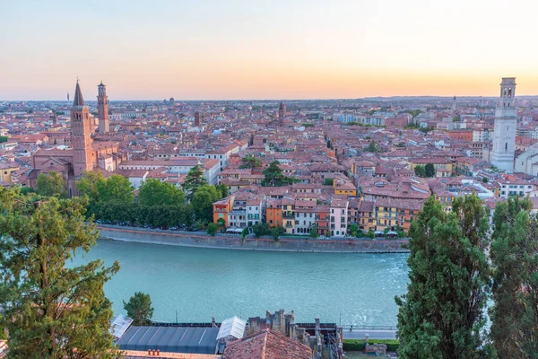İtalya 'nın Verona kentindeki Adige Nehri' nin gün batımı manzarası.