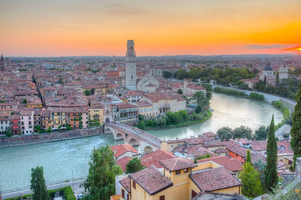 Adige Riverside, Verona 'da gün batımı Braide ve Cathedral' deki San Giorgio kilisesi Santa Maria matricolare.