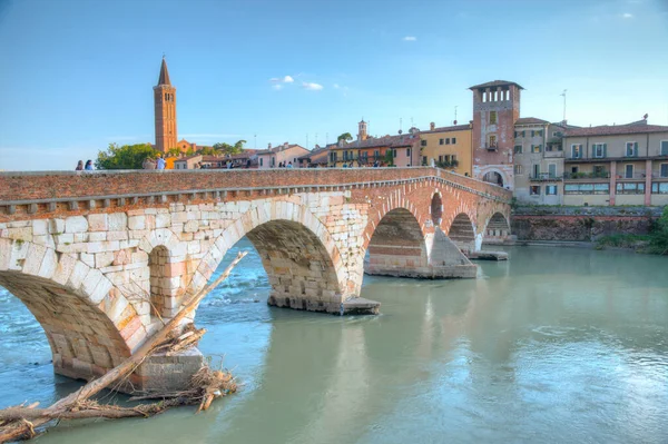 Ponte Pietra köprü Verona, İtalya.