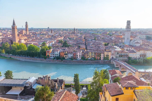 İtalyan kenti Verona 'nın günbatımı manzarası.