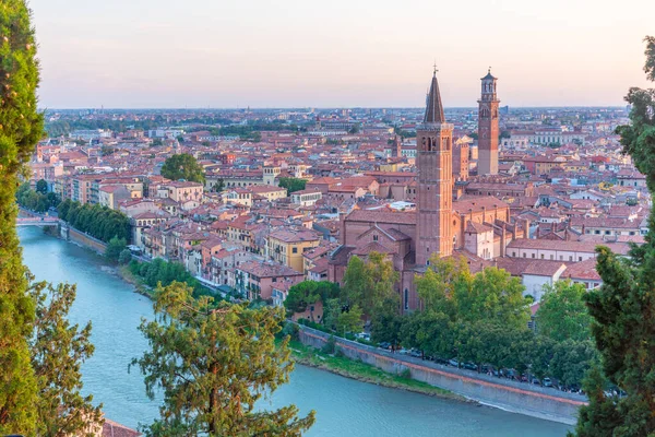 Saint Anastasia Kilisesi ve Torre dei Lamberti de dahil olmak üzere İtalyan şehri Verona 'nın gün batımı manzarası.