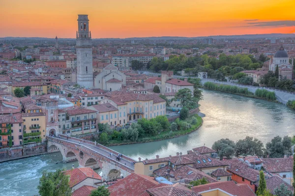 Adige Riverside, Verona 'da gün batımı Braide ve Cathedral' deki San Giorgio kilisesi Santa Maria matricolare.