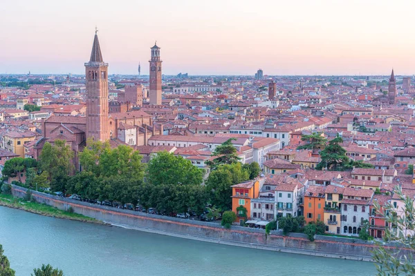 Saint Anastasia Kilisesi ve Torre dei Lamberti de dahil olmak üzere İtalyan şehri Verona 'nın gün batımı manzarası.