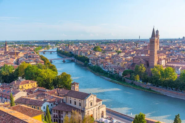 Saint Anastasia Kilisesi ve Torre dei Lamberti de dahil olmak üzere İtalyan şehri Verona 'nın gün batımı manzarası.