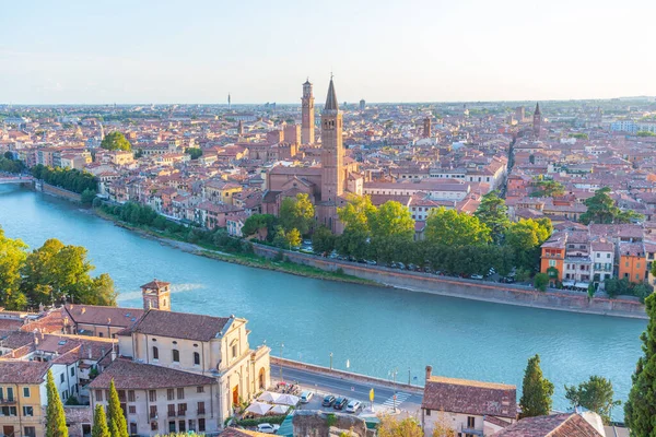 Saint Anastasia Kilisesi ve Torre dei Lamberti de dahil olmak üzere İtalyan şehri Verona 'nın gün batımı manzarası.