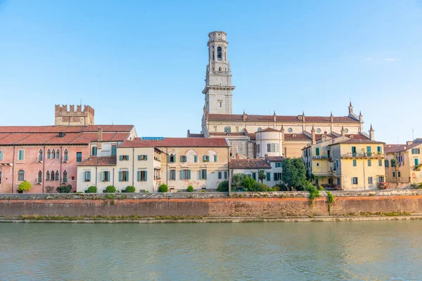 Kathedraal Santa Maria Matricolare Italiaanse Stad Verona Met Uitzicht Rivier — Stockfoto