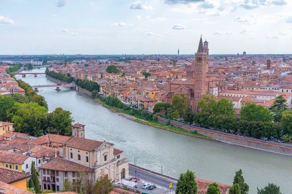 İtalyan şehri Verona 'daki Adige Nehri' nin kıyısında..