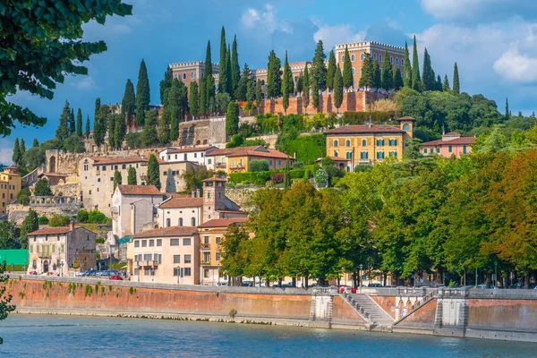 İtalya, Verona 'da Adige nehrine bakan Castel San Pietro.