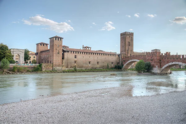 Verona, İtalya 'da Adige Nehri ve Ponte Scaligero ve Castelvecchio.