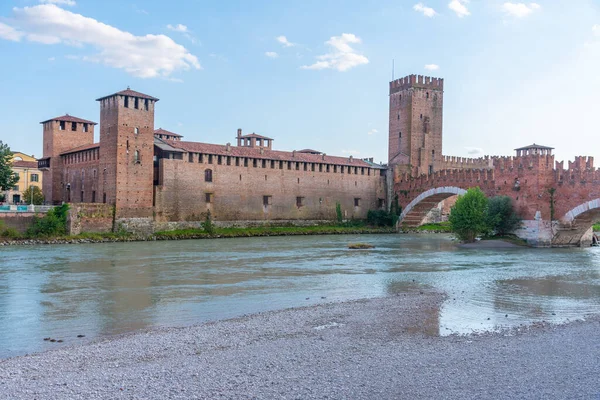 Verona, İtalya 'da Adige Nehri ve Ponte Scaligero ve Castelvecchio.