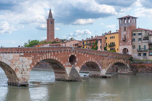 Ponte Pietra köprü Verona, İtalya.
