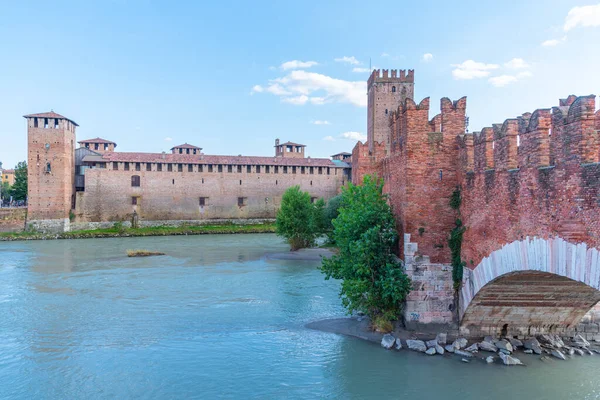 Verona, İtalya 'da Adige Nehri ve Ponte Scaligero ve Castelvecchio.