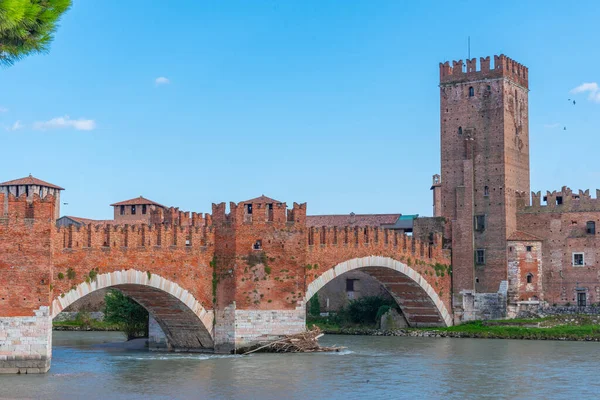 Verona, İtalya 'da Adige Nehri ve Ponte Scaligero ve Castelvecchio.
