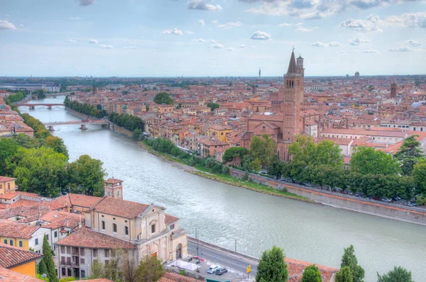 İtalyan şehri Verona 'daki Adige Nehri' nin kıyısında..