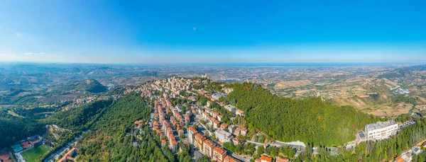 Üç kulesi olan San Marino 'nun hava görüntüsü.