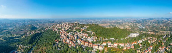 Üç kulesi olan San Marino 'nun hava görüntüsü.
